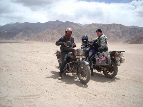 24 with wayne  in the sandplains of ladakh.JPG